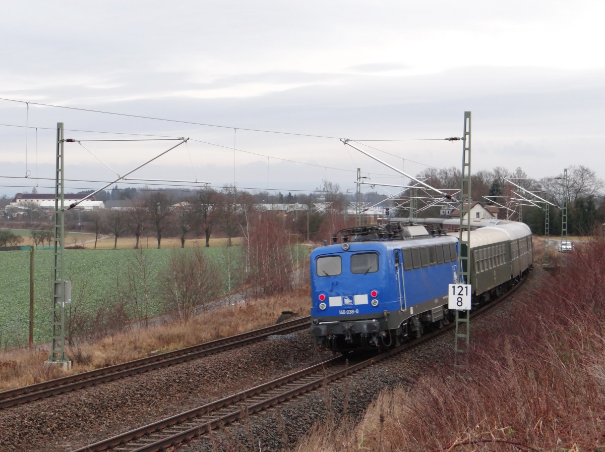 Am 11.01.14 hatte die PRESS eine versp�tete Weihnachtsfahrt von Neudietendorf nach Hof und zur�ck. Zum Einsatz kamen die 110 043-6 und am Schluss die 140 038-0. Hier auf der R�ckfahrt ...  