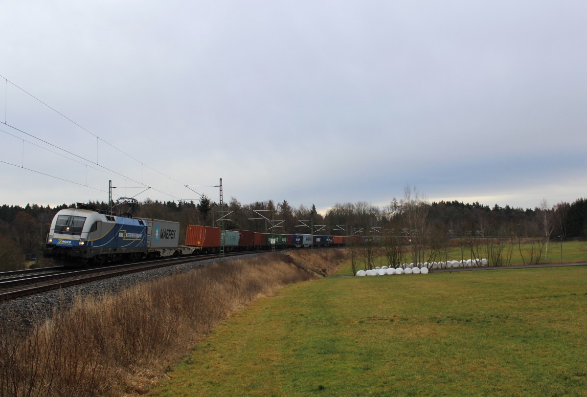 Am 11.01.14 kam die MWB 182 912 mit einem Container durch das Vogtland nach Wiesau. Hier zusehen in Oberjößnitz/V. 