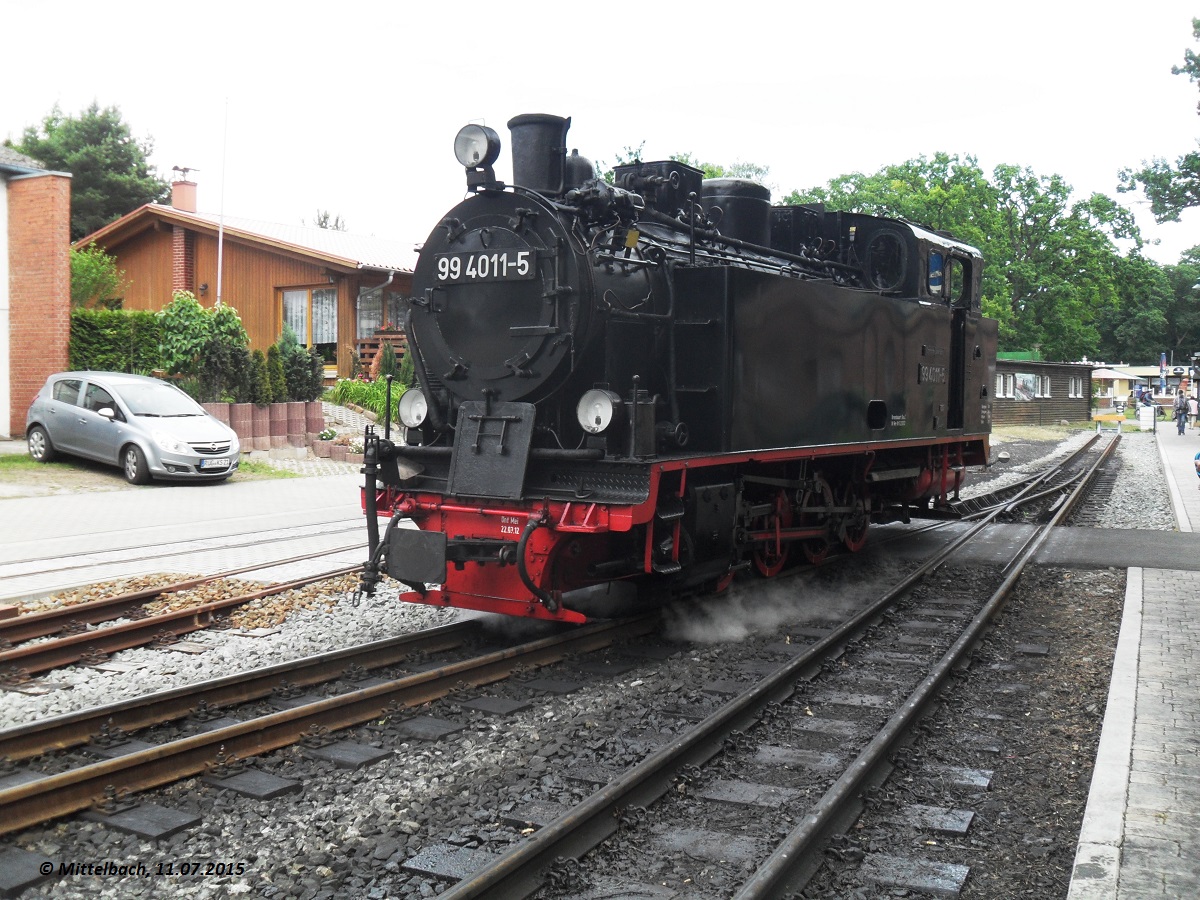 Am 11.07.2015 begibt sich 99 4011-5 (ex MBB-Lok 7)nach der Ankunft des Zuges aus Putbus vom Zug an den G�hrener Wasserkran.
