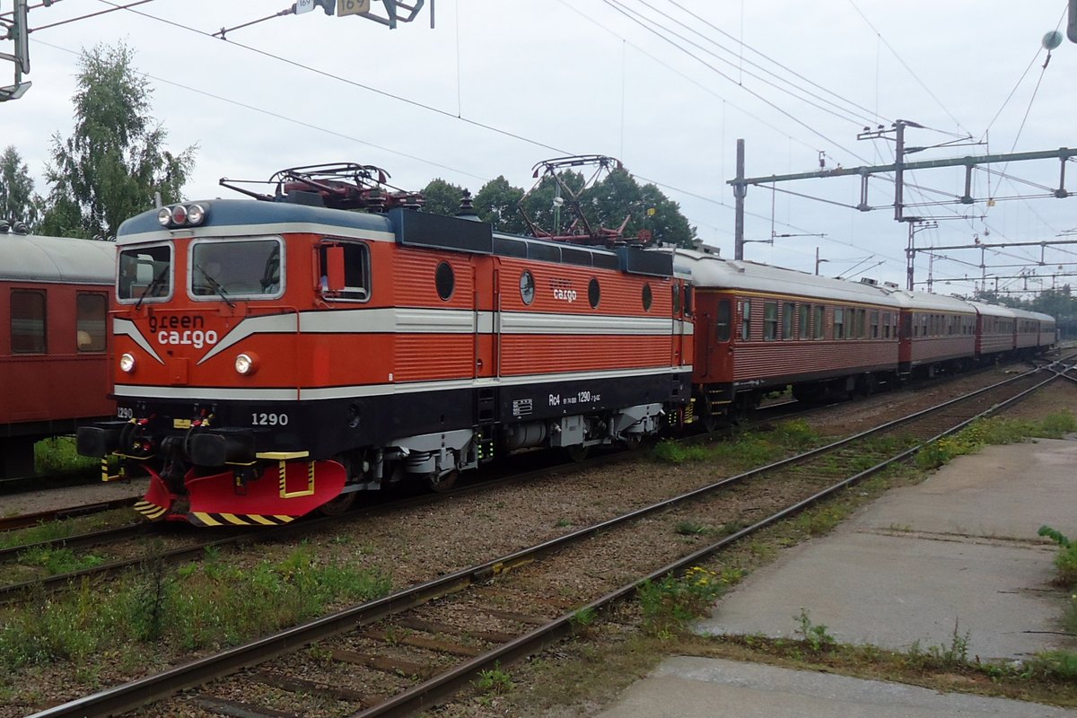 Am 12 September 2015 treft ein Museumszug mit 1290 in Gävle ein.