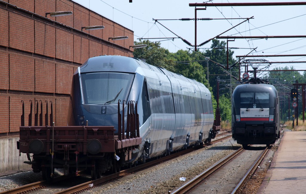 Am 12.07.2010 brachte die 182 533 einen IC 4 von AnsaldoBreda aus Italien nach Padborg, sie hat ihn hier gerade abgestellt und fährt nun zurück nach Flensburg.