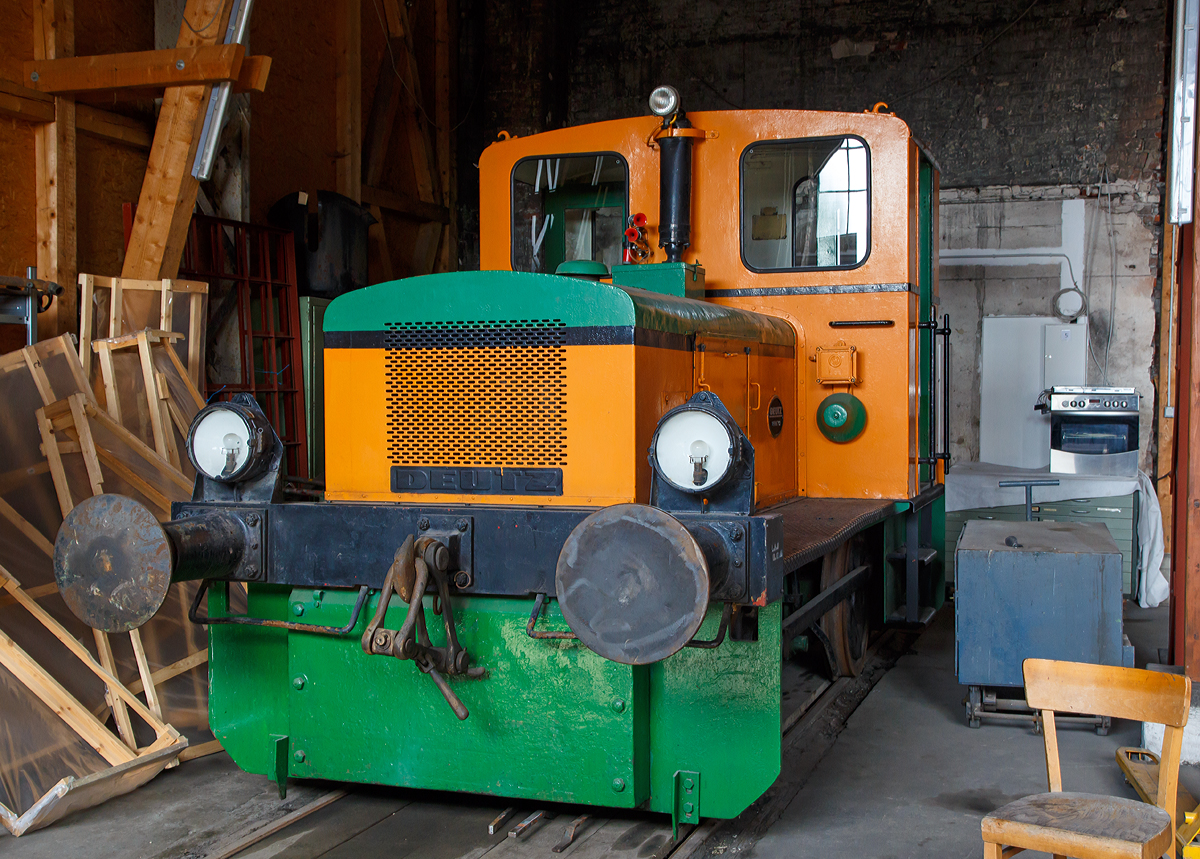 
Am 12.09.2015 bekam ich sie auch mal von vorne.....
Die DEUTZ 56792 eine Deutz Typ A4L 514 R eine Leihgabe an die Westerwlder Eisenbahnfreunde 44 508 e. V. steht im Lokschuppen beim Erlebnisbahnhof Westerwald in Westerburg.

Die Lok wurde 1957 bei KHD unter der Fabriknummer 56792 gebaut und am 27.01.1958 an die Stadtwerke Gieen ausgeliefert.

Die Diesellokomotive der Bauart A4L 514 R wurde von der Klckner-Humboldt-Deutz AG in Kln entwickelt und gebaut. Die fr den leichten Rangierdienst vorgesehene Lokomotive verfgt ber einen 55 PS starken luftgekhlten 4-Takt Dieselmotor, der die Maschine bei einem Dienstgewicht von 14 Tonnen auf die grte zulssige Geschwindigkeit von 15 Km/h beschleunigt. Die Lokomotive wurde in groer Stckzahl in unterschiedlichen Spurweiten gebaut und fand weltweite Verbreitung.
