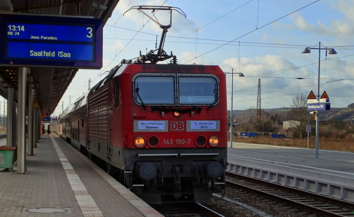 Am 12.Dezember 2015 war der letzte Einsatztag von DB Regio auf der RB Linie Saalfeld-Jena-Naumburg.
Ein Zug wurde mit Abschiedsbeschriftungen versehen.
Aufgenommen in Naumburg(Saale) Hbf.