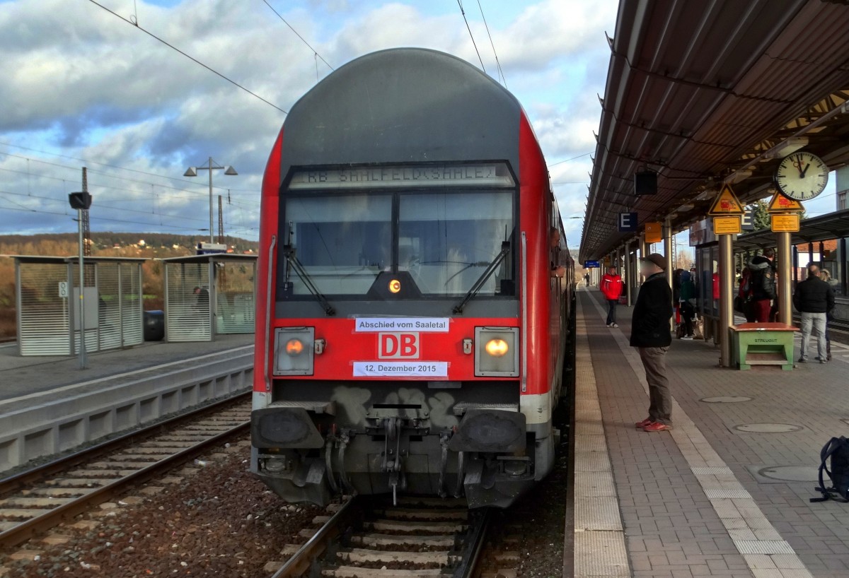 Am 12.Dezember 2015 war der letzte Einsatztag von DB Regio auf der RB Linie Saalfeld-Jena-Naumburg. 
Ein Zug wurde mit Abschiedsbeschriftungen versehen. 
Aufgenommen in Naumburg(Saale) Hbf.