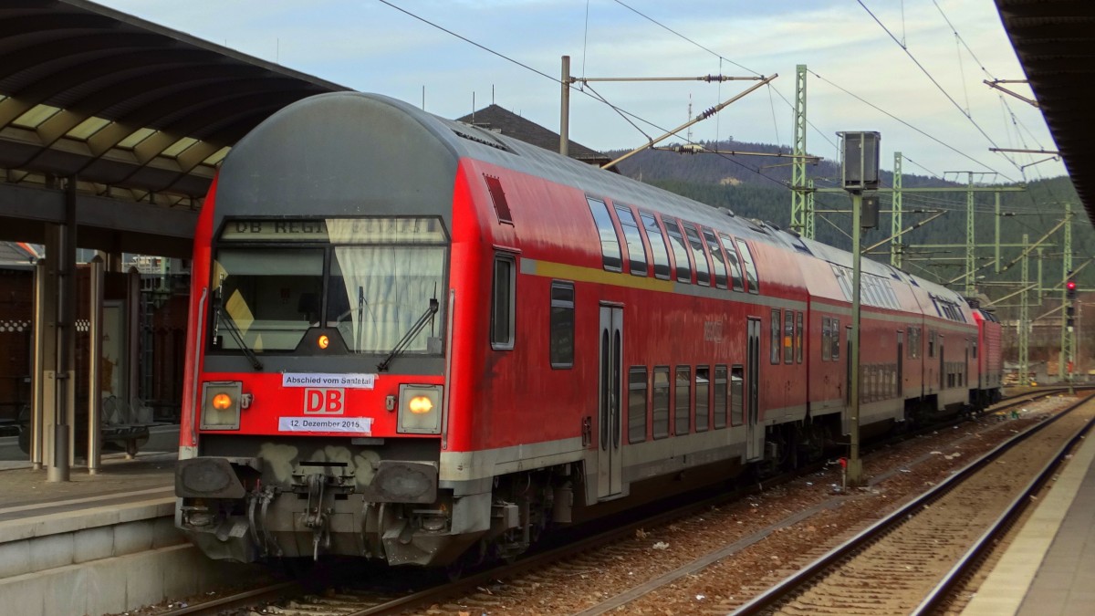 Am 12.Dezember 2015 war der letzte Einsatztag von DB Regio auf der RB Linie Saalfeld-Jena-Naumburg. 
Ein Zug wurde mit Abschiedsbeschriftungen versehen. 
Aufgenommen in Saalfeld(Saale).