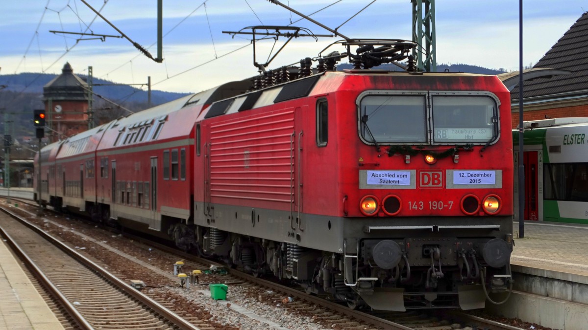 Am 12.Dezember 2015 war der letzte Einsatztag von DB Regio auf der RB Linie Saalfeld-Jena-Naumburg. Ein Zug wurde mit Abschiedsbeschriftungen versehen. 
Aufgenommen in Saalfeld(Saale).