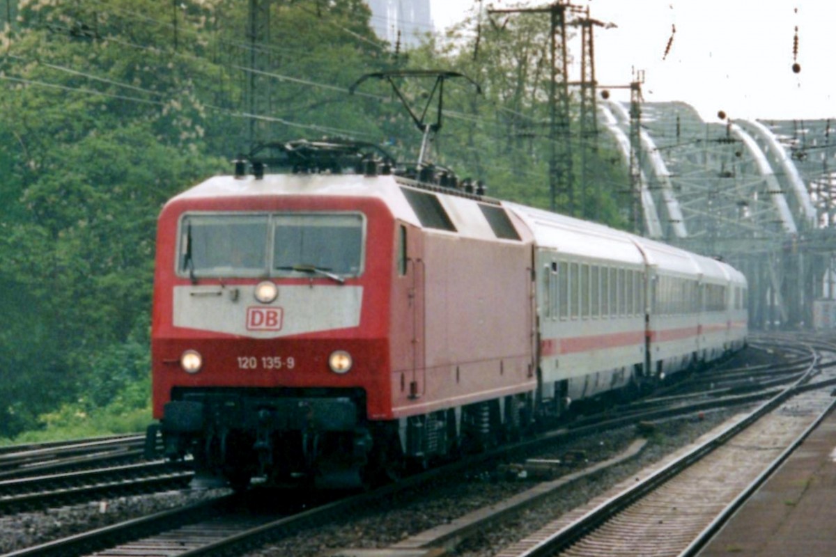 Am 13 April 2001 durchfahrt 120 135 Kln-Deutz.