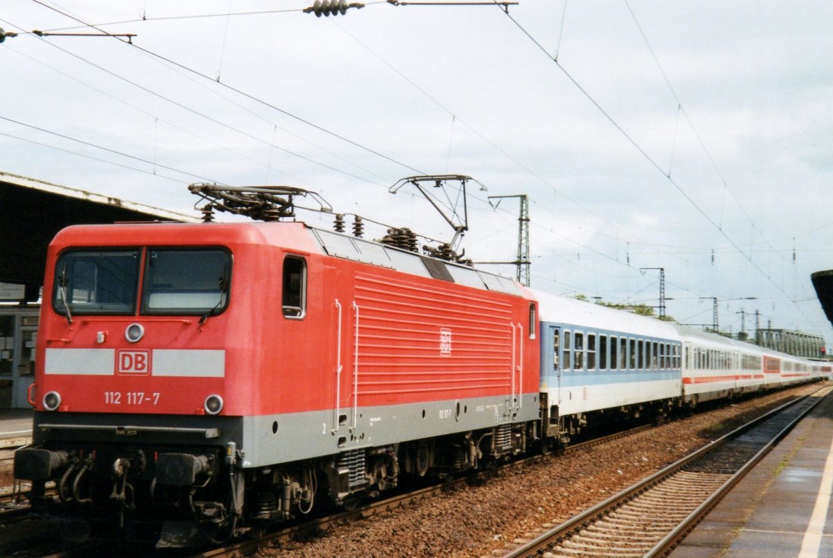 Am 13 April 2001 durchfahrt 112 117 ein PbZ durch Köln Deutz.