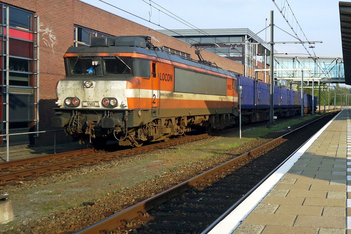 Am 13 Mrz 2012 steht LOCON 9902 mit ein Mllzug in Boxtel und wartet die Passage einer ICs ab.