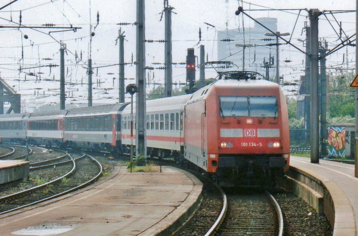 Am 13 Mai 2010 treft 101 134 in Kln Hbf ein.