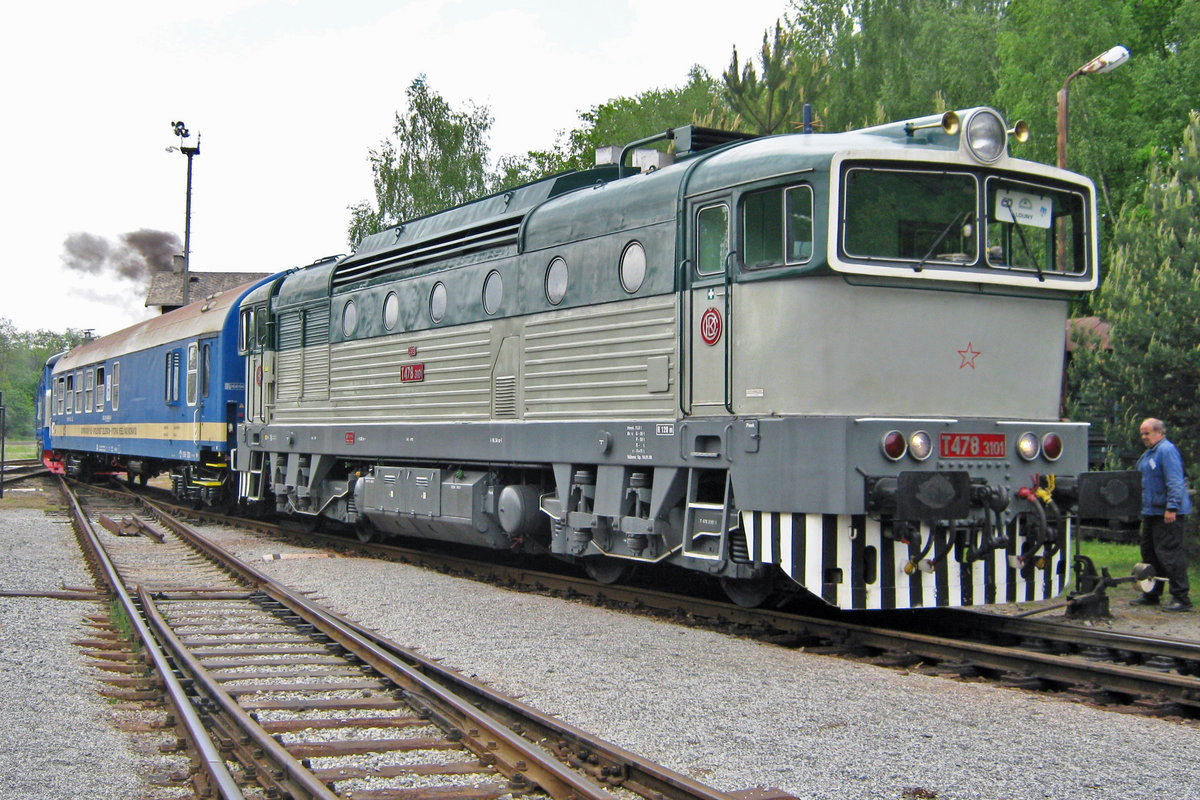 Am 13 Mai 2012 schiebt T478-3001 ein Sonderzug aus das Eisenbahnmuseum von Luzna u Rakovnika.