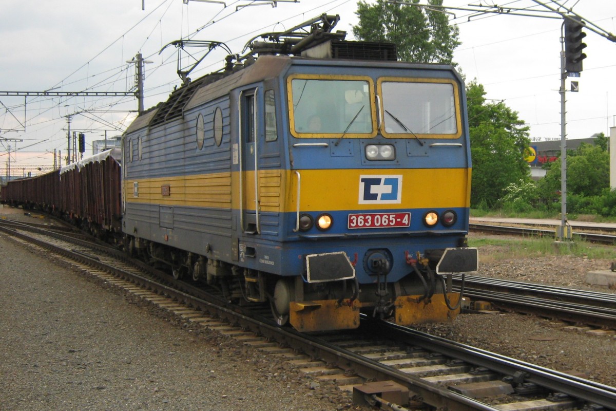 AM 13 Mai 2012 verlässt 363 065 Praha-Liben nach Kolin.