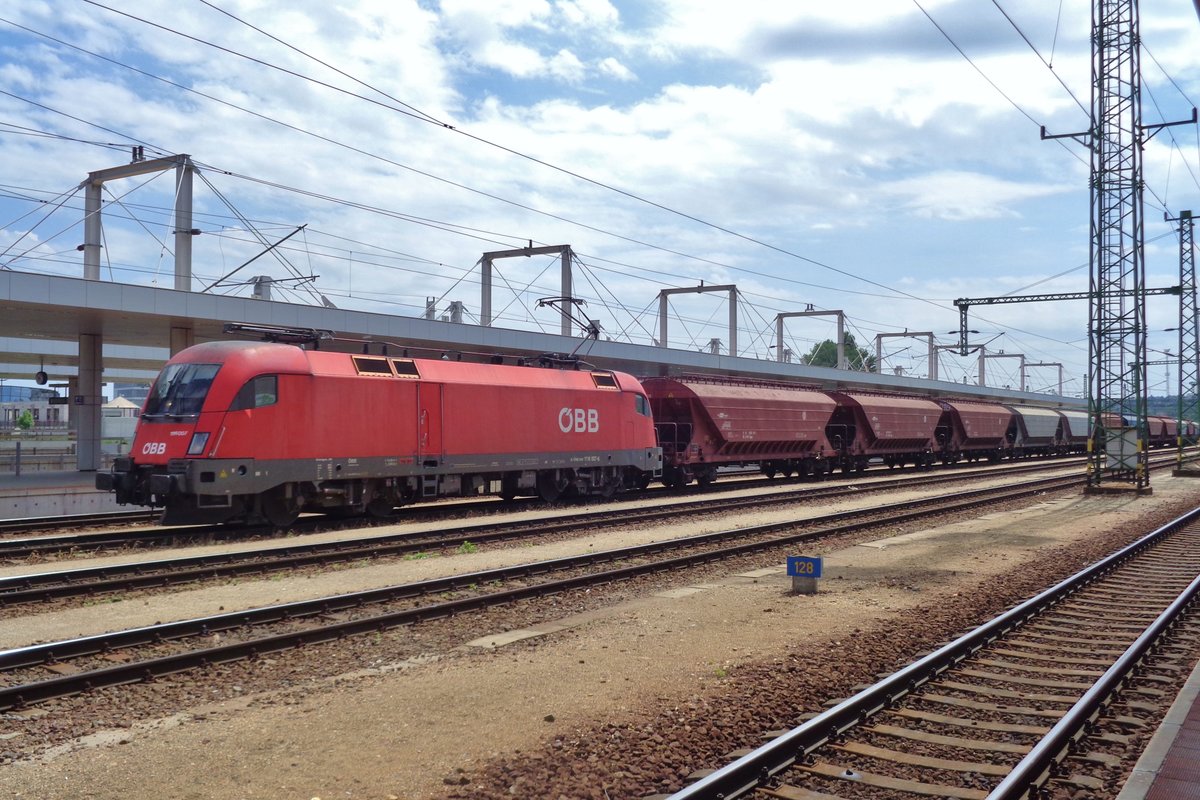 Am 13 Mai 2018 steht 1116 007 mit ein Getreidezug in Budapest-Kelenföld. 