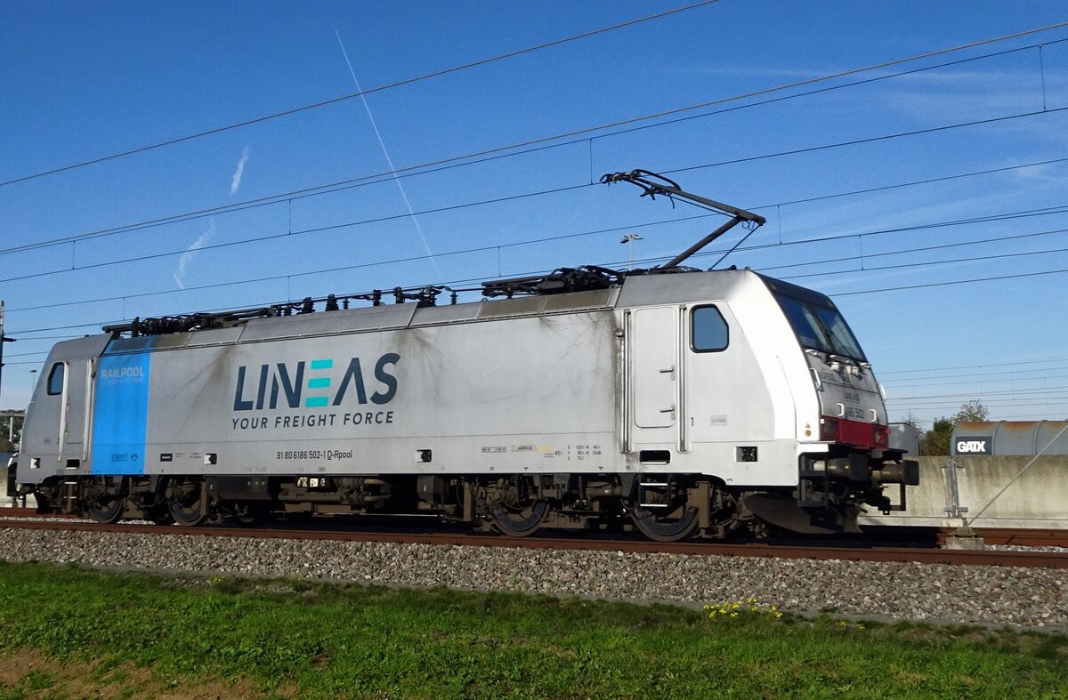 Am 13 November 2022 gibt Lineas 186 502 ein Soloauftritt bei Valburg auf die Betuweroute.