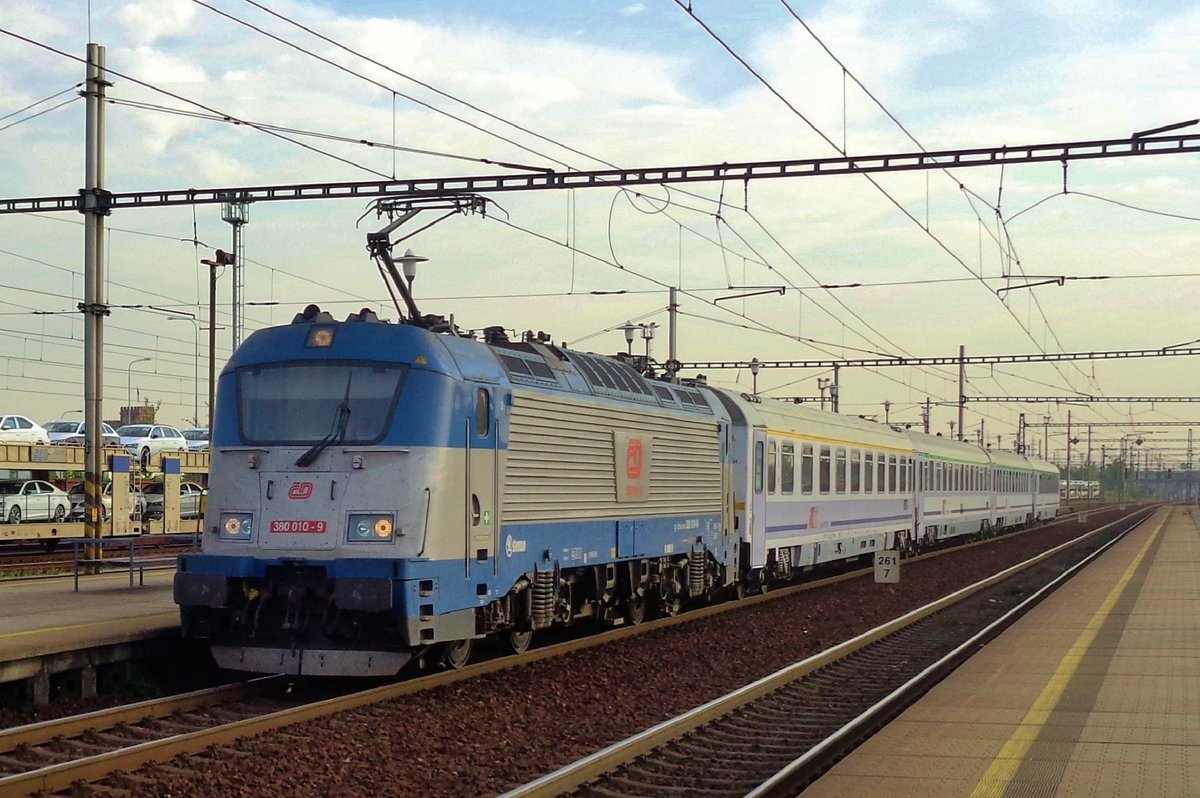 Am 13 September 2018 treft 380 010 mit ein verkürzter EC nach Katowice in Ostrava-Svinov ein. Am 13 September 2018 treft 380 010 mit ein verkürzter EC nach Katowice in Ostrava-Svinov ein.