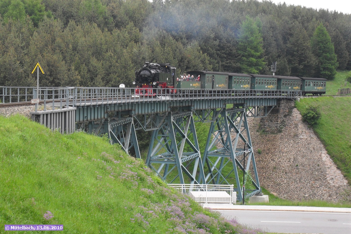 Am 13.06.2010 f�hrt 99 785, welche nach ihrer HU noch nicht lange in Betrieb war in den Bahnhof Kurort Oberwiesenthal ein.