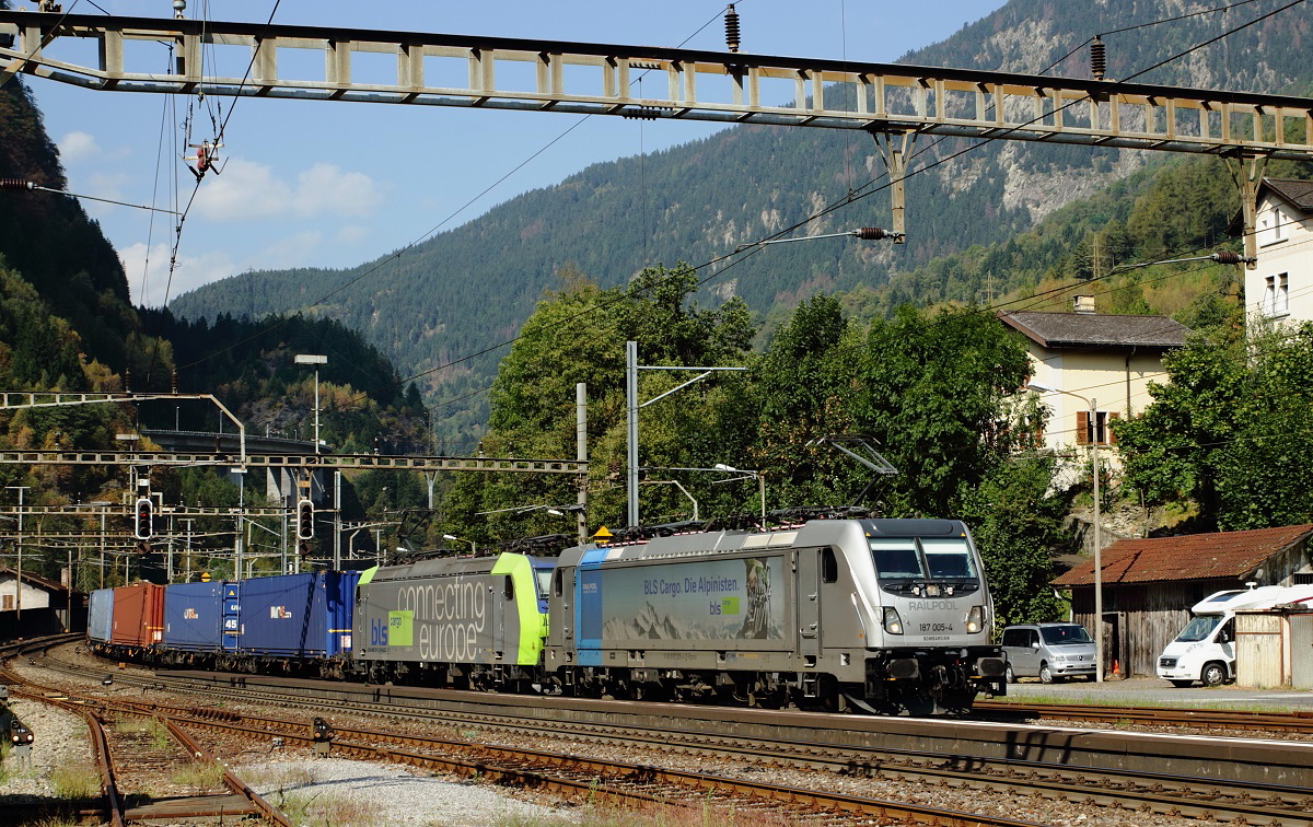 Am 13.09.2016 durchfahren Railpool 187 005-4 und eine 486 der BLS den Bahnhof Faido an der Gotthard-Südrampe in Richtung Süden