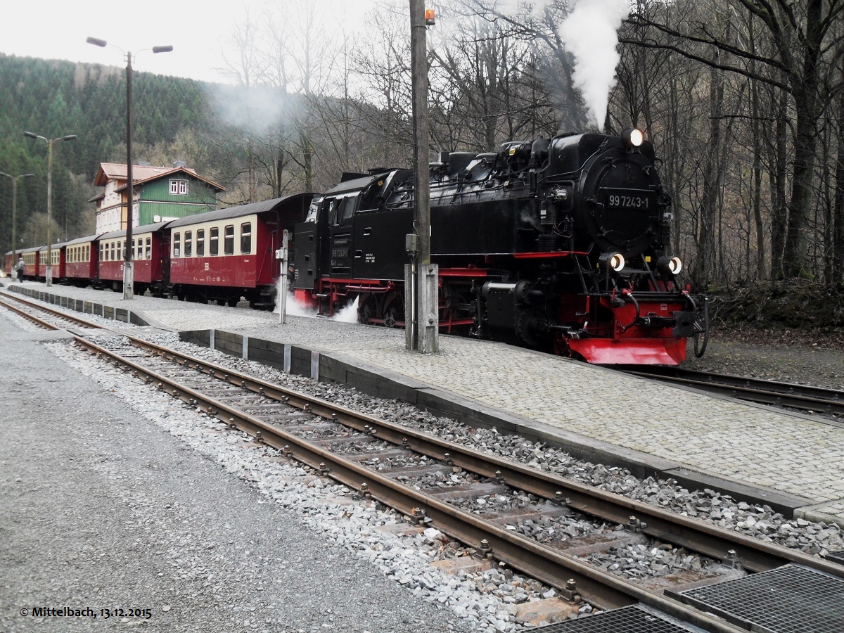 Am 13.12.2015 steht der Zug nach Wernigerode in Eisfelder Talm�hle und wartet auf seine Abfahrt. In wenigen Minuten wird noch der Triebwagen ins Selketal eintreffen, mit welchem es zu einer Doppelausfahrt gekommen ist.
