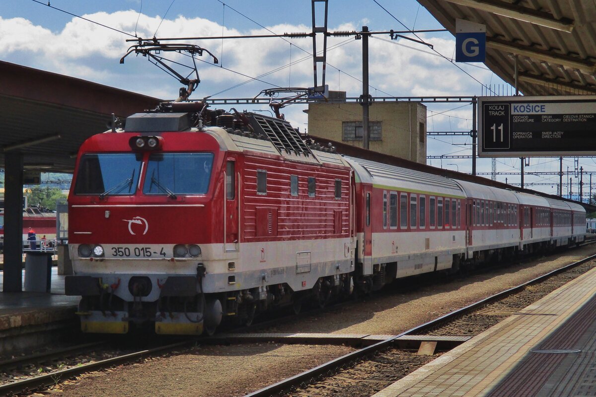 Am 14 Mai 2018 steht 350 015 mit IC in Kosice. Die beide stark unterschiedliche LOkseiten sind kla: hier der 'Ramenseite'.