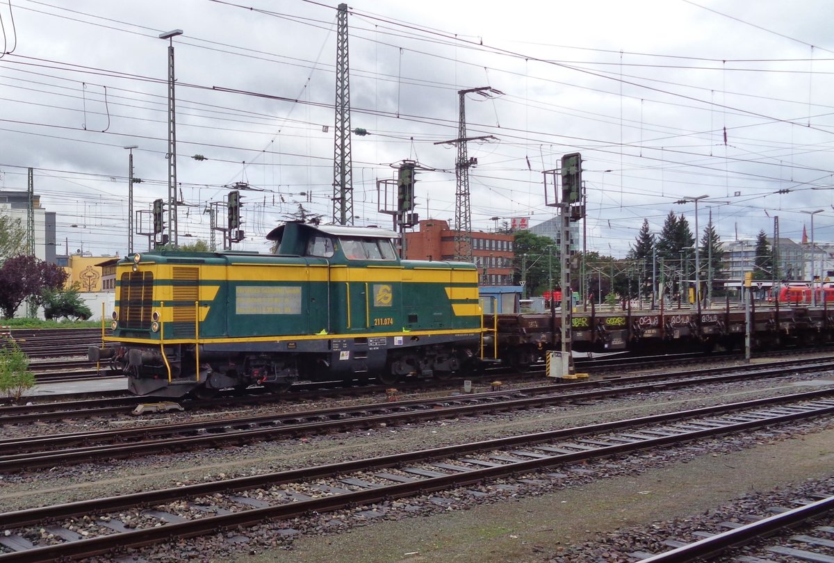 Am 14 September 2017 durchfahrt 211 074 Nürnberg Hbf.