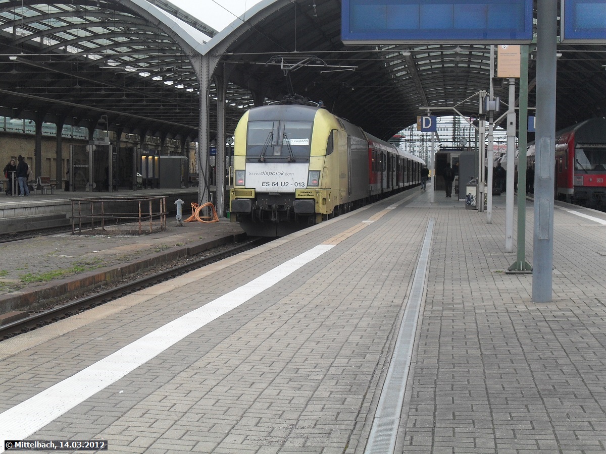 Am 14.03.2012 steht auf Gleis 9 im Hauptbahnhof Halle (Saale) die wie �blich mit einem Taurus bespannte Regionalbahn nach Eisenach.