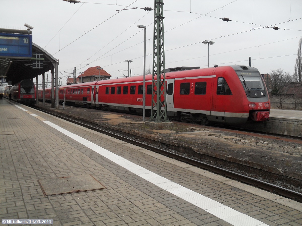 Am 14.03.2012 steht im Hauptbahnhof von Halle (Saale)auf Gleis 10 der ehemalige Regionalexpress nach Leipzig HBF, welcher seit Fahrplanwechsel 2013/2014 die S-Bahnlinie 5 der S-Bahn-Mitteldeutschland GmbH ist und im Gleis 11 der VT 612 als Regionalexpress nach Hannover Hbf. Ab Fahrplanwechsel 2015 wird es leider auch diesen nicht mehr geben. Diese Verbindung wird ab dann auch der HarzElbeExpress (HEX) als RX �bernehmen.