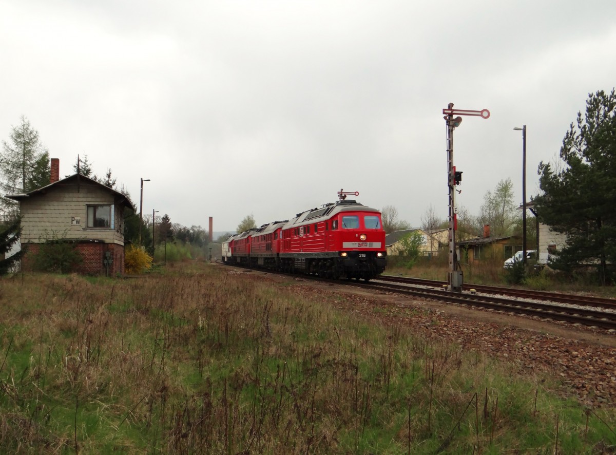 Am 14.04.14 holte die MEG 318 (232 690) wieder einen Lokzug von Saalfeld nach Chemnitz. Es waren dabei 232 694-0, 232 229-5 und 232 146-1 hier die Einfahrt in P��neck.