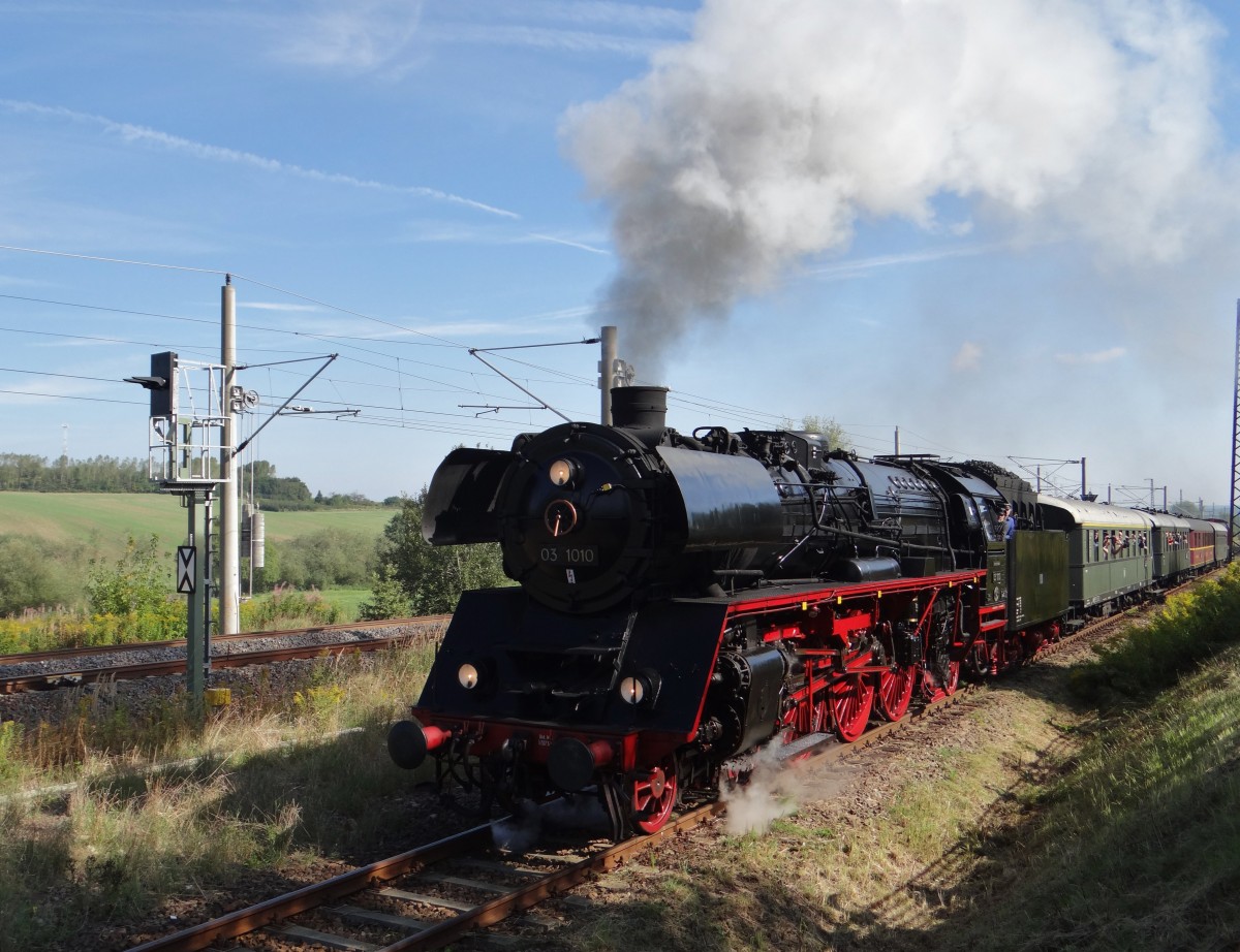Am 14.09.13 gab es in Chemnitz-Hilbersdorf wieder ein Heizhausfest. Es war das 22. Hier zu sehen 03 1010 mit dem Sonderzug bei der Einfahrt.
