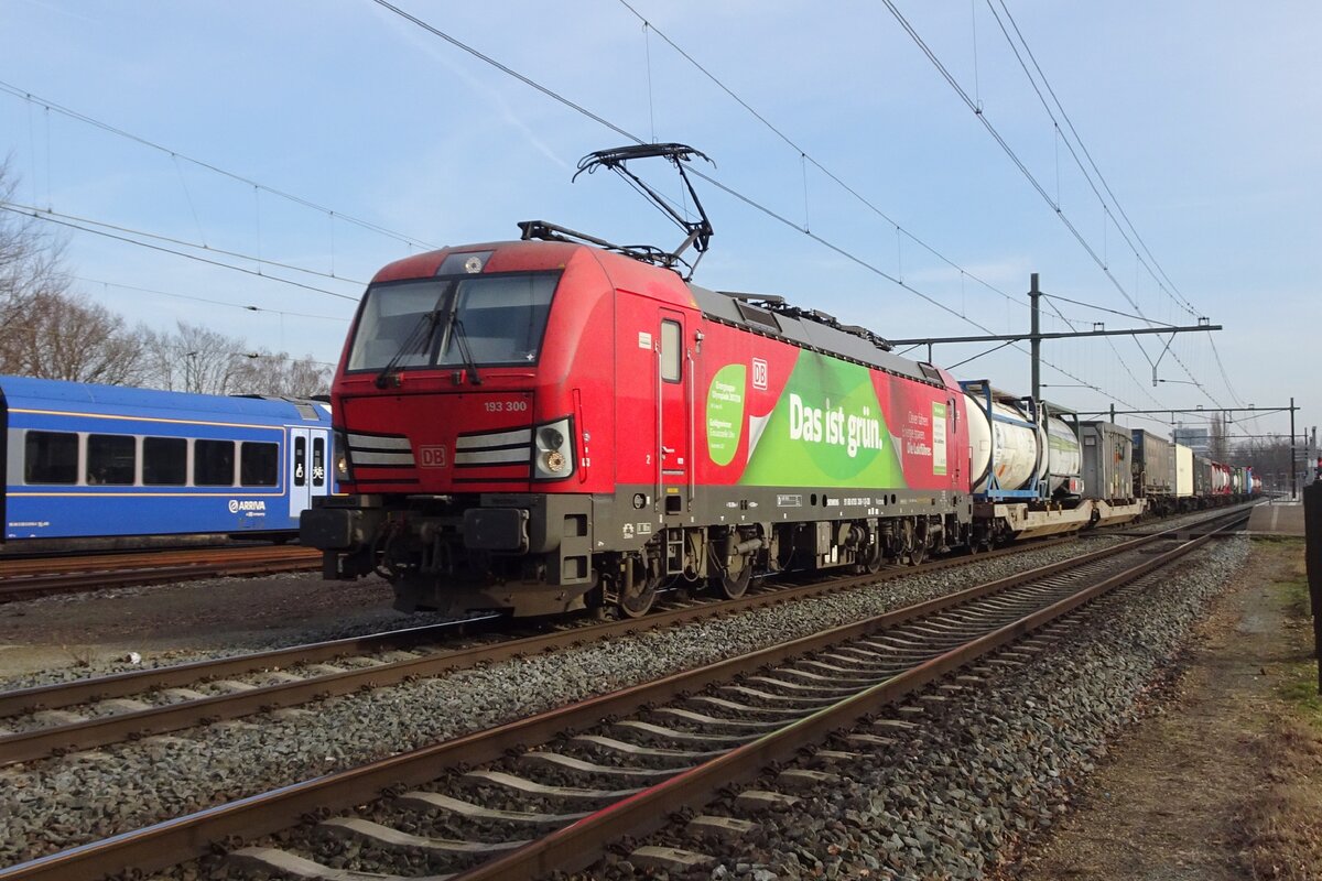 Am 15 Februar 2023 zieht 193 300 ein KLV durch Blerick nach Waalhalven-Zuid.