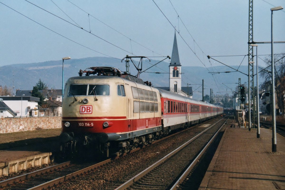 Am 15 März 1996 dönnert 103 114 durch Boppard.