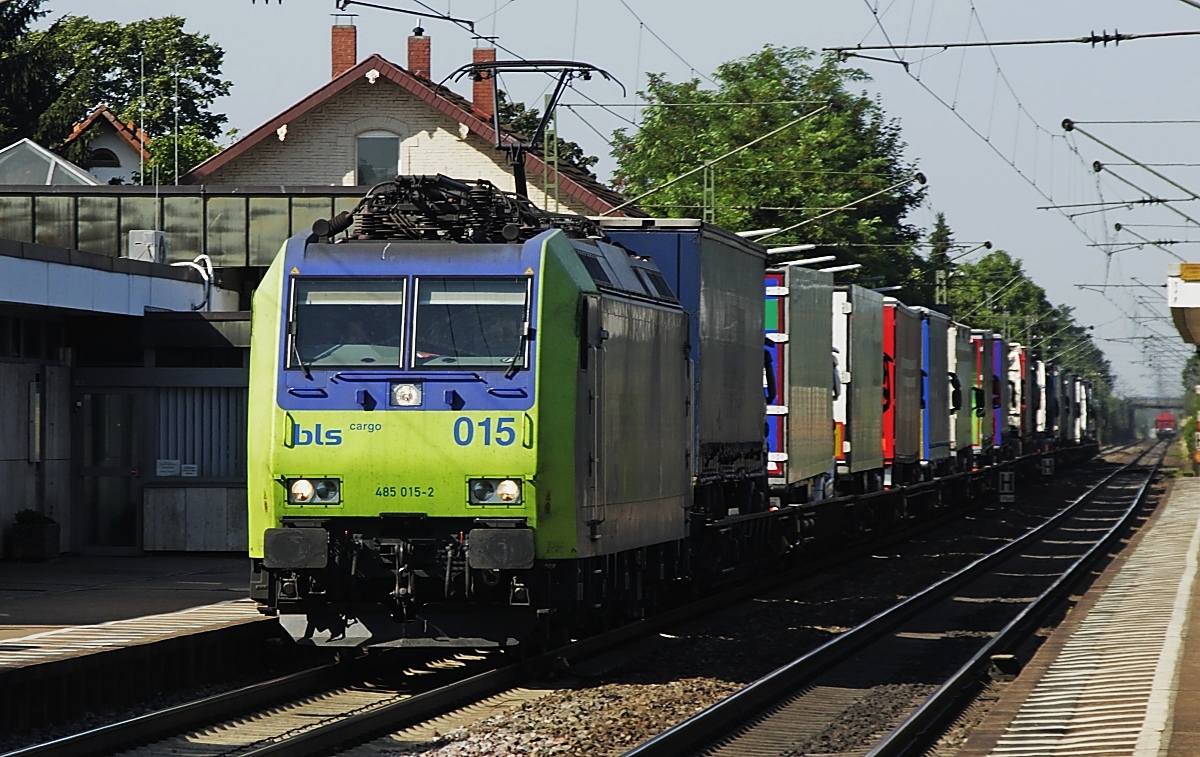 Am 15.07.2015 ist BLS Cargo 48 015-2 in Bad Krozingen Richtung Norden unterwegs