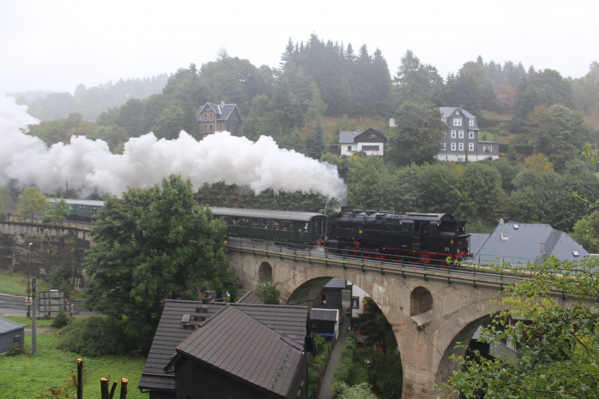 Am 15.09.13 war die 95 027 wieder in ihrer alten Heimat. Hier die Ausfahrt in Lauscha. 
