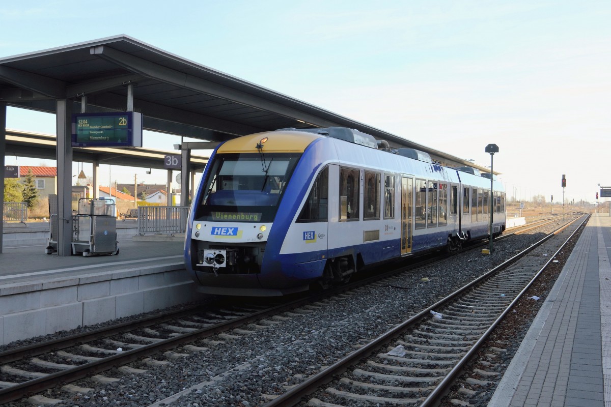 Am 16. Dezember 2013 steht Harz Elbe Express VT 801 auf Gleis 2 im Bahnhof Halberstadt als HEX 80226 nach Vienenburg zur Abfahrt bereit. 