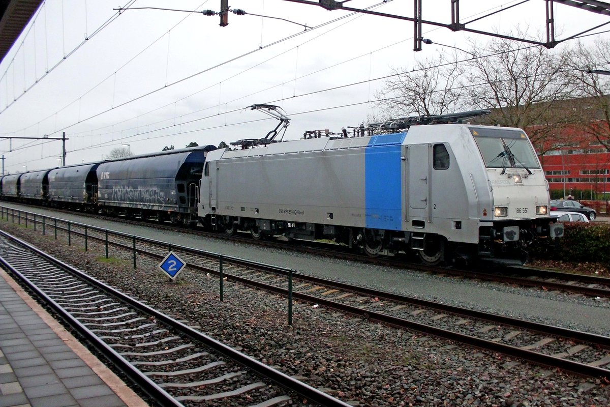 Am 16 Dezember 2019 treft HSL 186 551 mit ein Getreidezug in Oss ein.