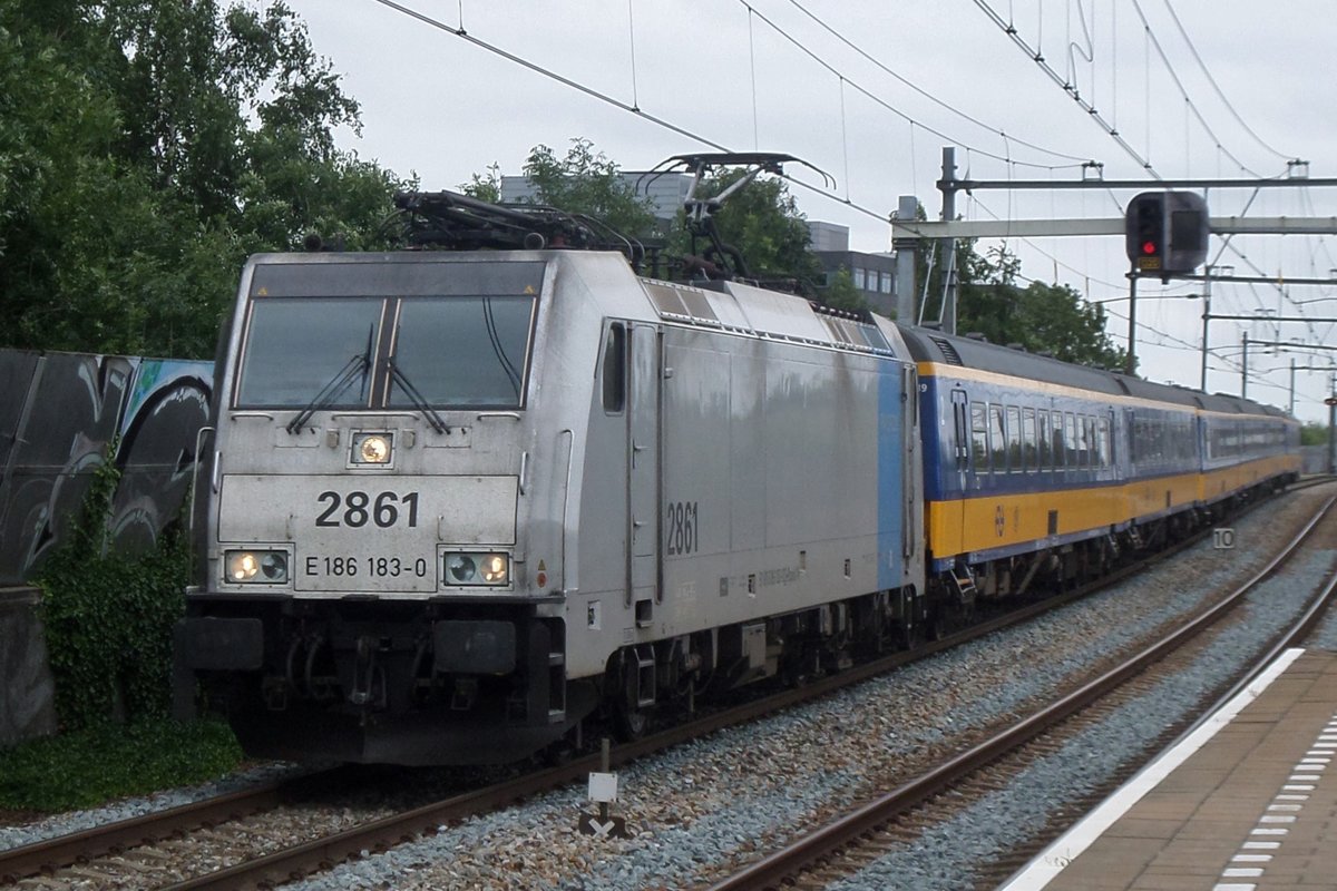 Am 16 Juli 2016 zieht 186 183/2863 ein Benelux-IC durch Zwijndrecht.