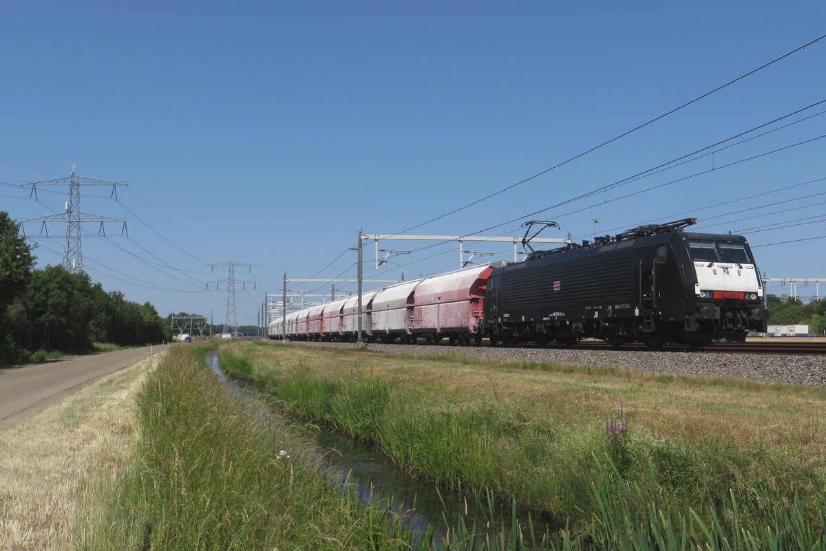 Am 16 Juni 2023 zieht 189 095 der Flandersbach-Kalkzug durch Valburg. 