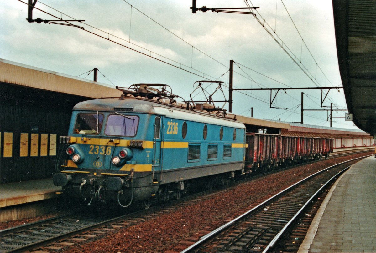 Am 16 Mai 2002 durchfahrt 2336 mit ein Kurzguterzug Antwerpen-Berchem. 