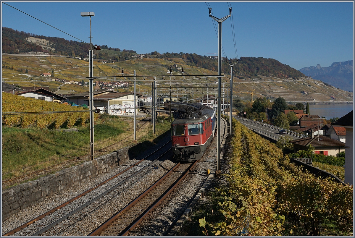 Am 16. Oktober wurde der IR 1722 Brig Genève mit einem Disopp Zug geführt. Die führende SBB Re 4/4 II 11156 ist die erste Lok der zweiten Serie und wurde 1969 in Dienst gestellt. Cully, den 16. Okt. 2017 