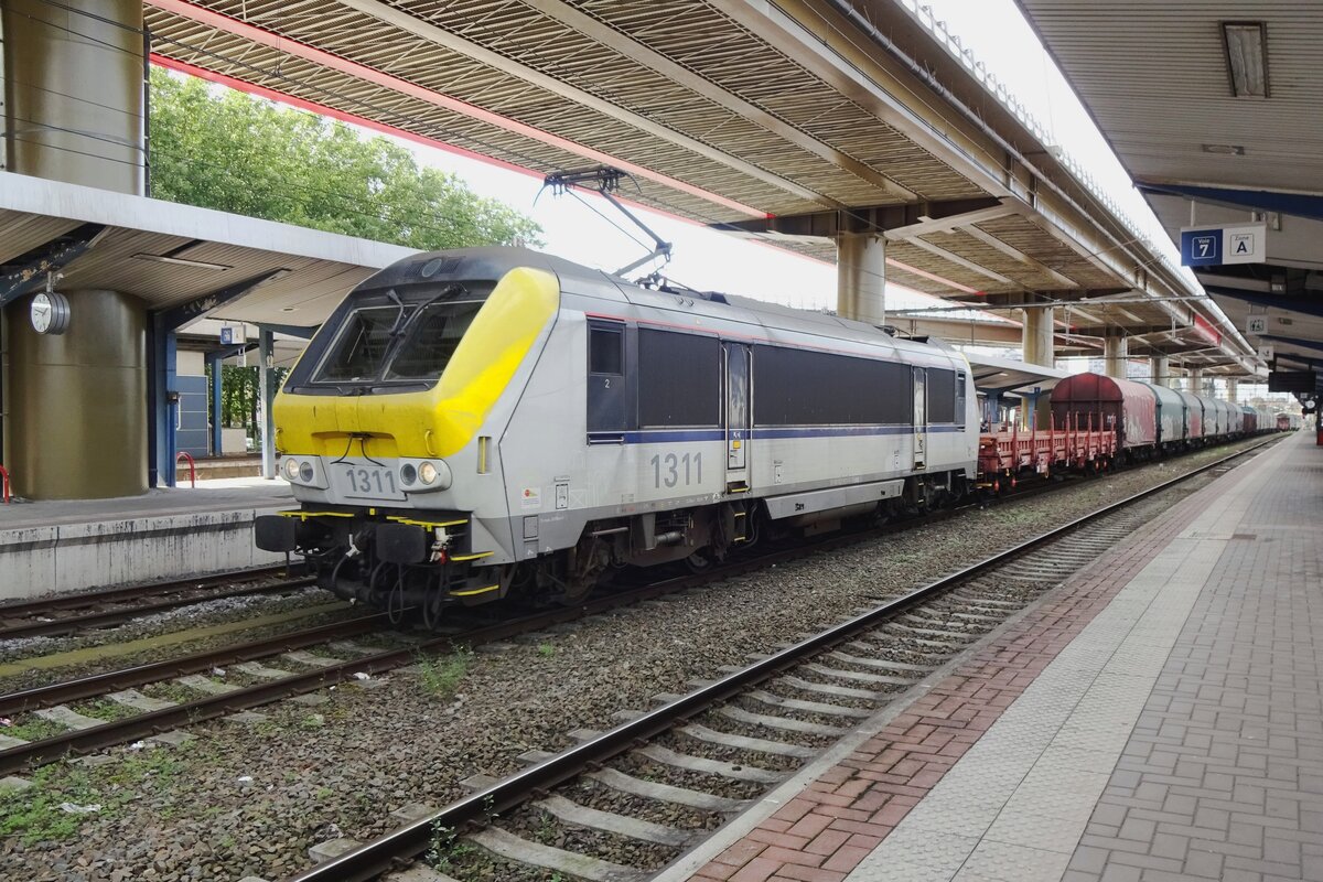 Am 16 September 2021 zieht SNCB 1311 ein Stahlzug durch Charleroi Sud.