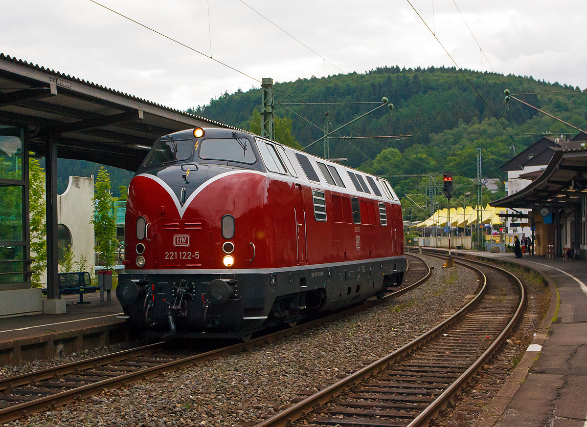 
Am 16.06.2012 gegen 20:20 Uhr kam mir überraschend eine Schönheit im Bahnhof Betzdorf (Sieg) vor die Linse, die 221 122-5 der EfW-Verkehrsgesellschaft mbH (92 80 1221 122-5 D-EFW), ex OSE A 420, ex DB V200 122.

Die V 200.1 wurde 1964 unter der Fabrik-Nr. 19242 (wie alle V200.1) bei Krauss-Maffei gebaut und als V200 122 an die DB geliefert. Am 01.01.1968 wurde sie zur DB 221 122-5 umgezeichnet und fuhr so bis 1987. Wie einige V 200.1 wurde sie 1989 nach Griechenland verkauft.  So war sie von 1989 bis 2002 als A 420 bei der OSE - Organismos Sidirodromon Ellados in Griechenland, bis sie 2002 von der PEG - Prignitzer Eisenbahn GmbH gekauft wurde. 

Die Baureihe V 200.1 ist eine Weiterentwicklung der Baureihe V 200.0, zu der Krauss-Maffei 1960 den Auftrag erhalten hat. Von der Baureihe V 200.0 unterscheidet sich die V 200.1 im Wesentlichen durch die stärkeren Antriebsmotoren von 2 × 1350 PS (990 kW) gegenüber 2 × 1100 PS bei der V 200.0. Diese wurden notwendig, da durch das gestiegene Verkehrsaufkommen die Züge länger und schwerer geworden waren. Dadurch kamen die Lokomotiven der Baureihe V 200.0 an ihre Leistungsgrenzen, was nicht selten zu Verspätungen führte. Das höhere Gewicht der neuen Motoren wurde zum Teil durch den Einsatz von Leichtbaustoffen und die Verwendung eines leichteren Kessels für die Dampfheizung wieder ausgeglichen.

TECHNISCHE DATEN:
Spurweite: 1.435 mm
Achsformel:  B’B’
Länge über Puffer:  18.440 mm
Höhe: 4.269 mm
Breite: 3.082 mm
Gesamtachsabstand: 14.700 mm
Drehzapfenabstand:  11.500 mm
Treibraddruchmesser: 950 mm
Dienstgewicht:  78  t
Anfahrzugkraft: 235 kN
Radsatzfahrmasse:  20.25 t
Zul. Höchstgeschwindigkeit:  140 km/h

Motoren (2 Stück):
Art: MTU V12-Zylinder-Dieselmotoren 
Typ: MTU MB 835
Leistung: 990 kW (1.350 PS)

Leistungsübertragung:  hydraulisch
Getriebe: Maybach-Mekydo 4-Ganggetriebe mit hydraulischem Wandler
Zugheizung: Dampf