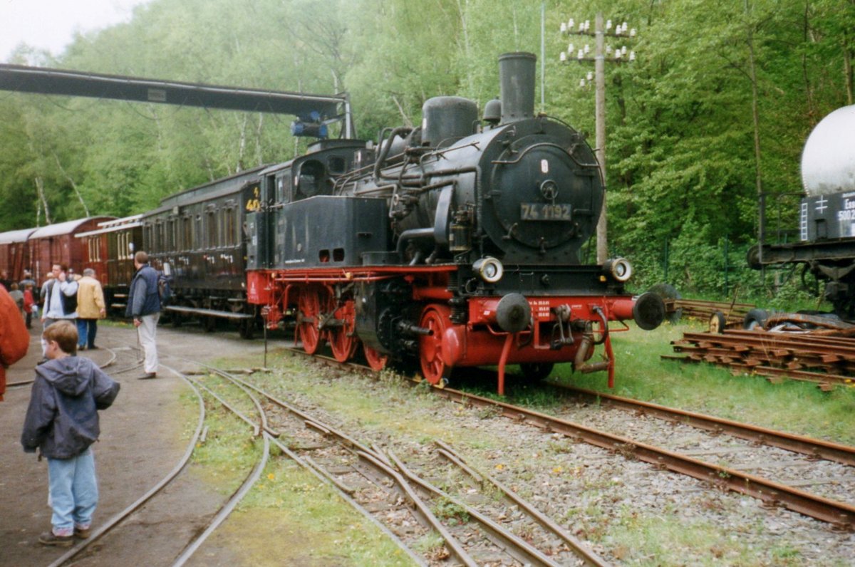 Am 17 April 1999 steht 74 1192 samt Preussenzug in Bochum-Dahlhausen.