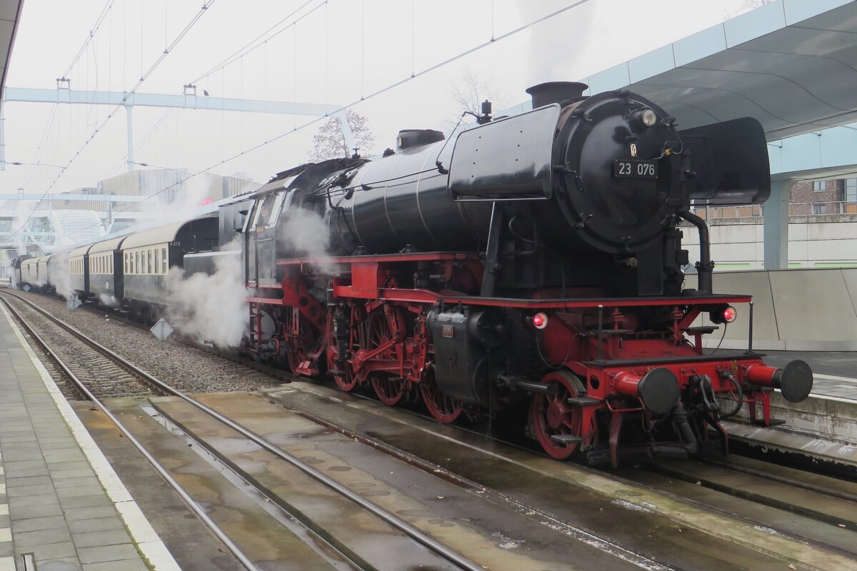 Am 17 Dezember 2022 steht VSM 23 076 mit ein Dampfpendelzug in Arnhem. 