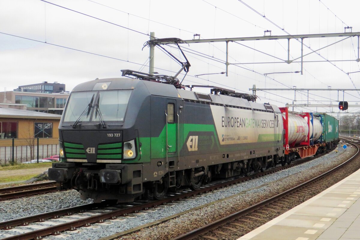 Am 17 Februar 2023 schleppt RTB 193 727 die PCC-KLV durch Zutphen nach Rotterdam-Waalhaven.