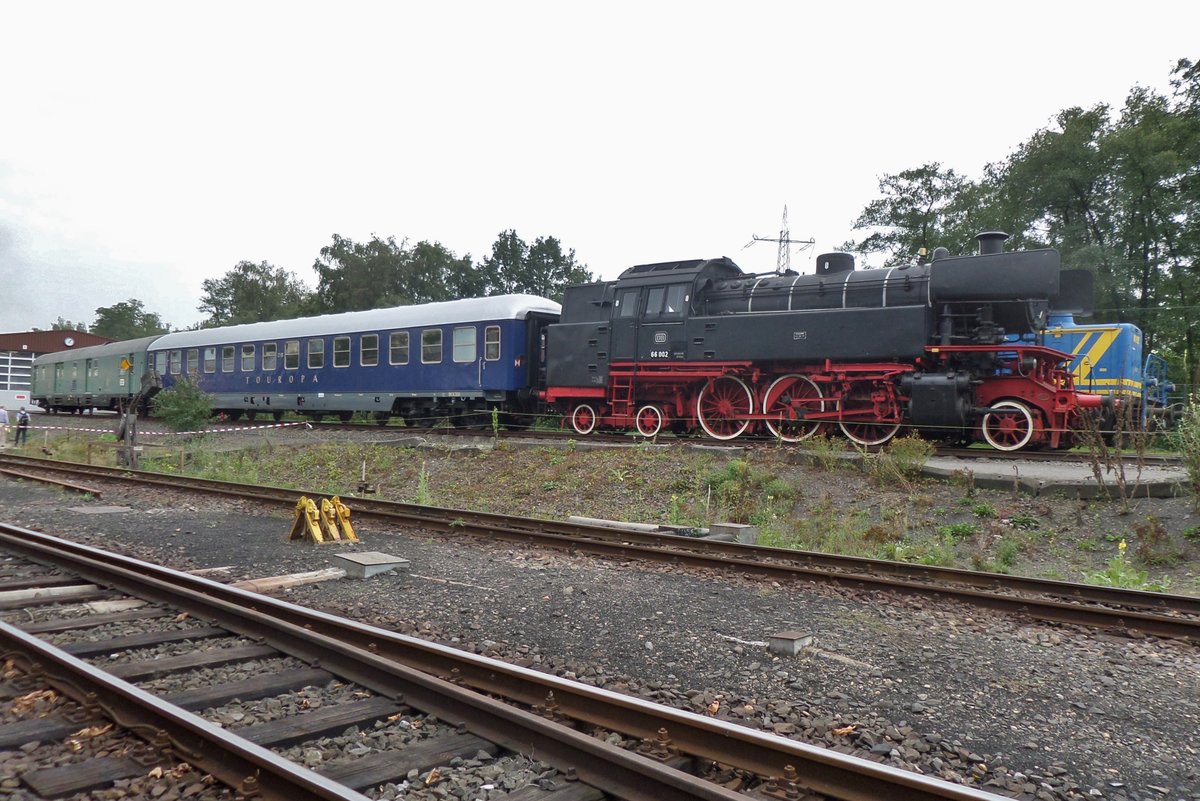 Am 17 September 2018 steht 66 002 mit ein Touropa-Wagen und ex-Postwagen ins DGEG-Museum in Bochum-Dahlhausen. 