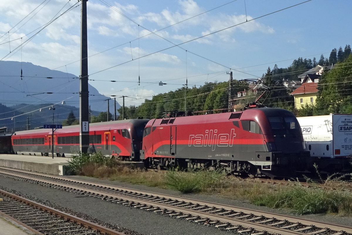 Am 17 September 2019 schiebt ÖBB 1116 231 ein RailJet durch Kufstein. 