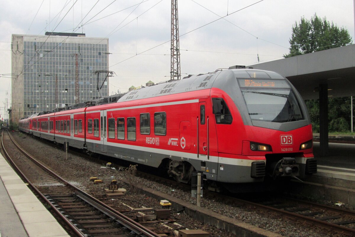 Am 17 September 29016 tragt DB Regio 1428 010 noch das DB farbenschema; die meiste in Regionalverkehr eingesetzte Triebzüge ins Ruhrpott tragen ein lichtgrau-grünes Farbenschema. 