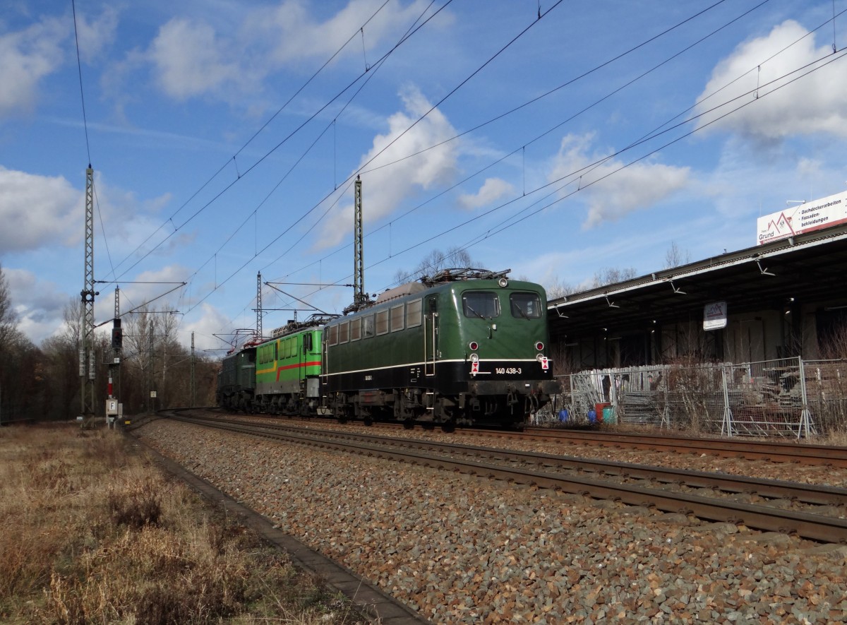 Am 17.02.14 brachte E94 192 die 142 130-4 und die 140 438-3 von N�rdlingen nach Dessau. Hier die Einfahrt in Saalfeld/Saale. 