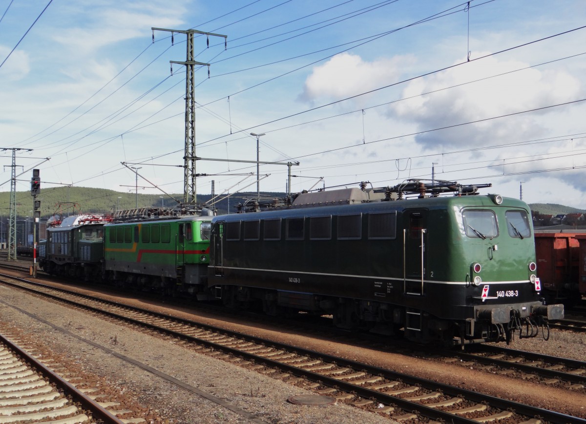 Am 17.02.14 brachte E94 192 die 142 130-4 und die 140 438-3 von N�rdlingen nach Dessau. Hier bei kurzem Aufendhalt in Saalfeld/Saale.