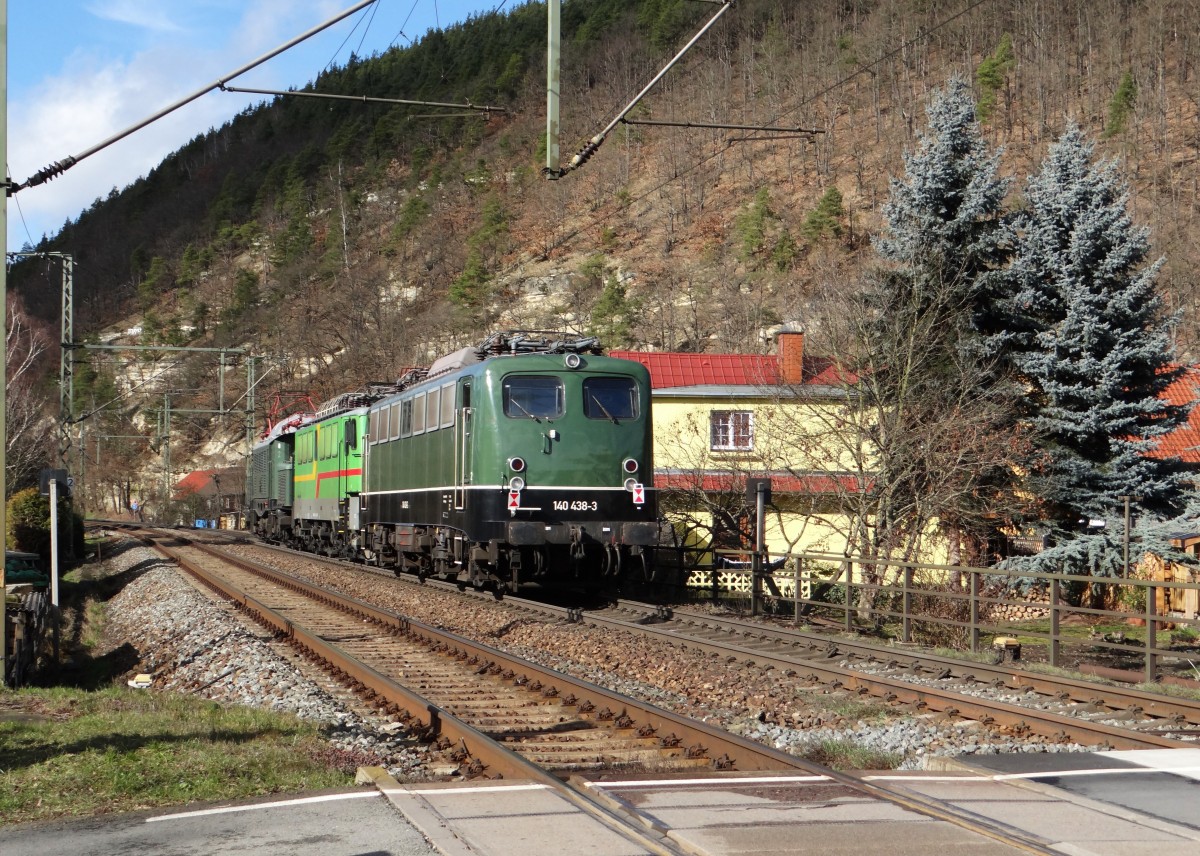 Am 17.02.14 brachte E94 192 die 142 130-4 und die 140 438-3 von N�rdlingen nach Dessau. Hier die Durchfahrt in Remsch�tz.