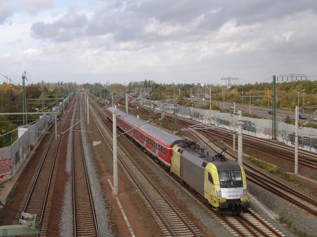 Am 17.10.2013 fuhr ES 64 U2-013 noch Gelb-Silber durch die Gegend. Zwei Monate später wurde sie schwarz lackiert. 
Bild entstand in Halle.